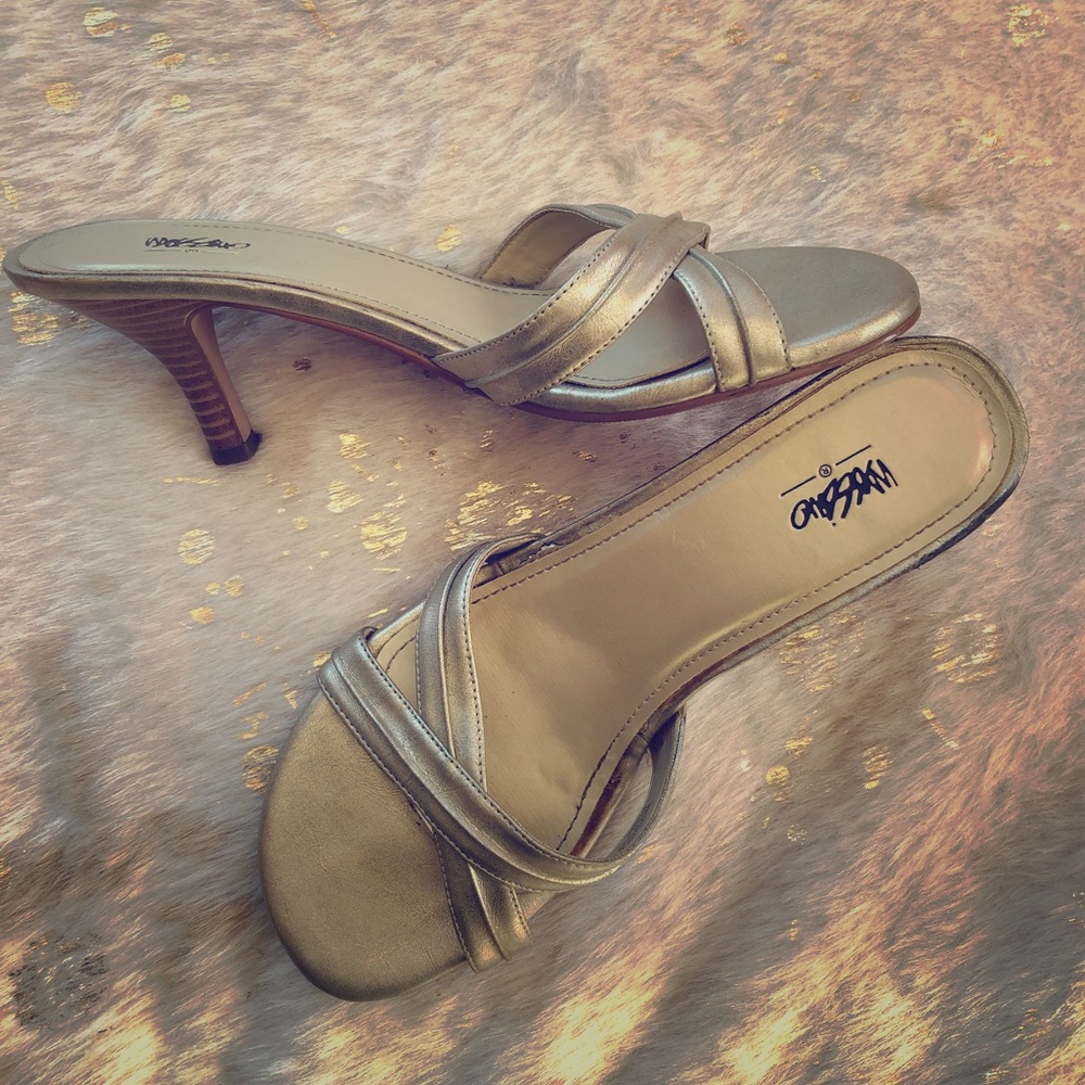 Mossimo 3 inch heel gold sandals mules sz 8